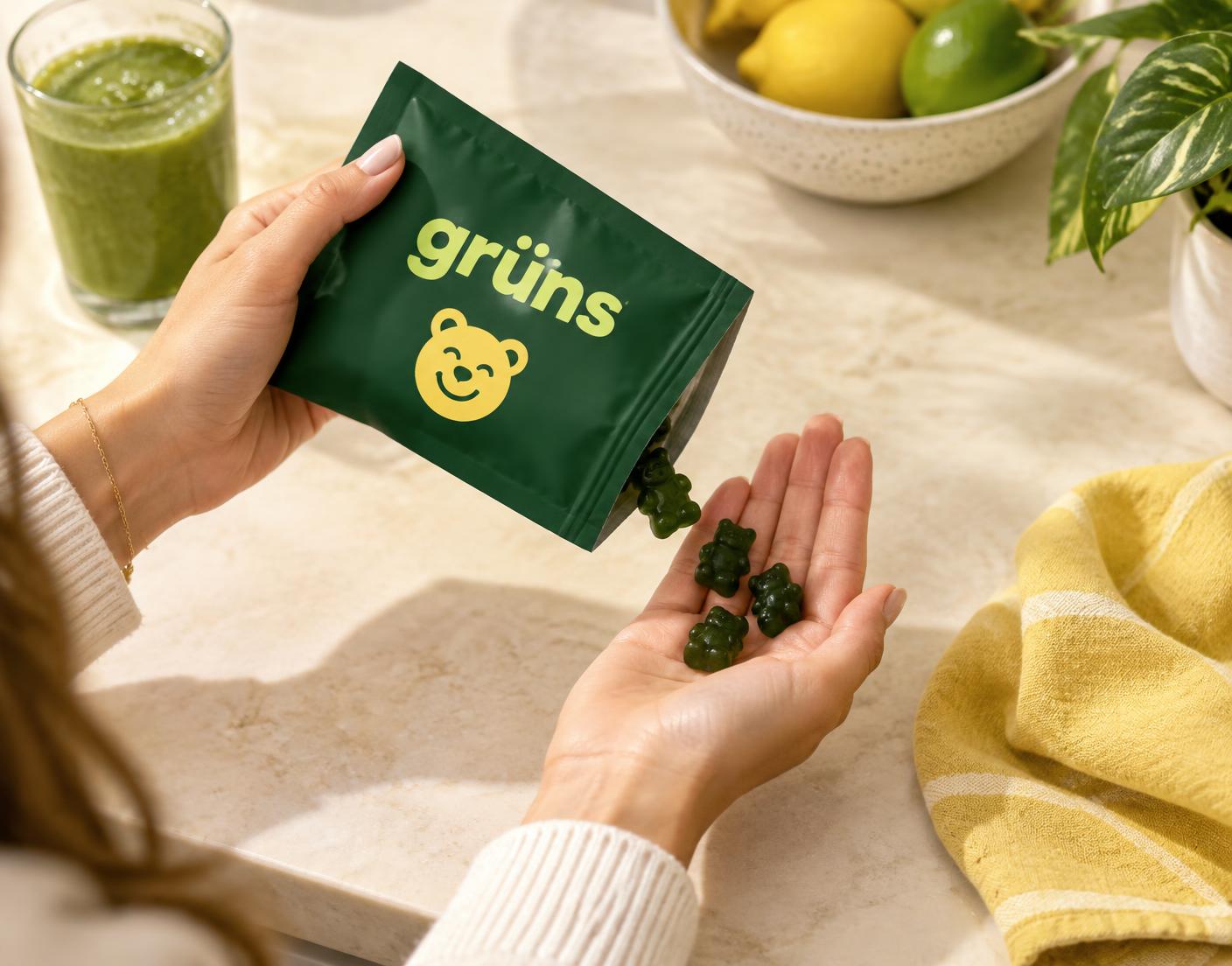 Nő Otterly gumivitamint önt egy napi tasakból